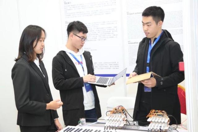 北航新2足球网址登录入口学生韩腾飞,带来其团队研发的会弹钢琴的机械手。(中关村管委会供图)