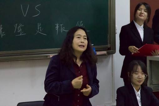 人们在看台上的人和穿西装的男人和女人
低可信度描述已自动生成