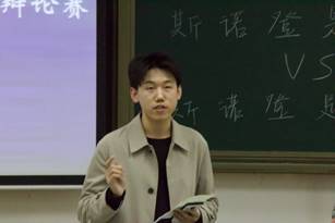 男人站在黑板前
描述已自动生成