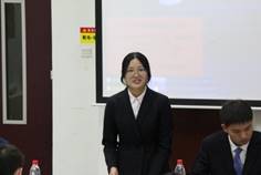 一群穿着西装的男人
描述已自动生成